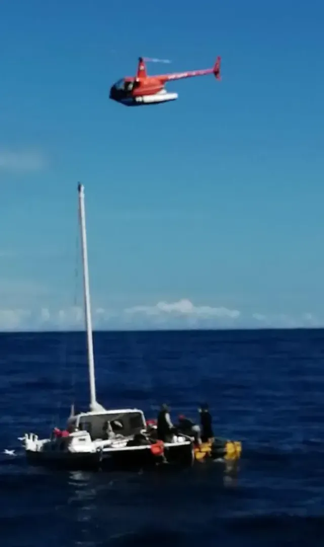 Momento en que rescatan al náufrago australiano