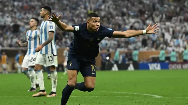 Kylian Mbappe de Francia celebra marcar su tercer gol para completar su hat-trick. Foto: Reuters