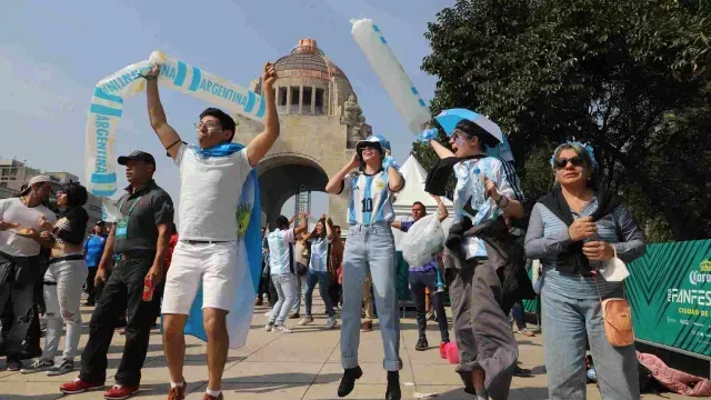 Argentinos en méxico celebran en el Monumento a la Revolución