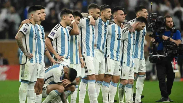 Jugadores argentinos durante la tanda de penaltis. Foto: Reuters