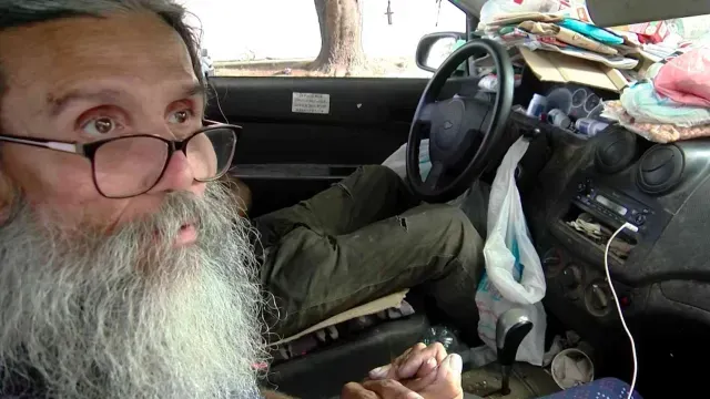 jose vive en un coche con su hermano