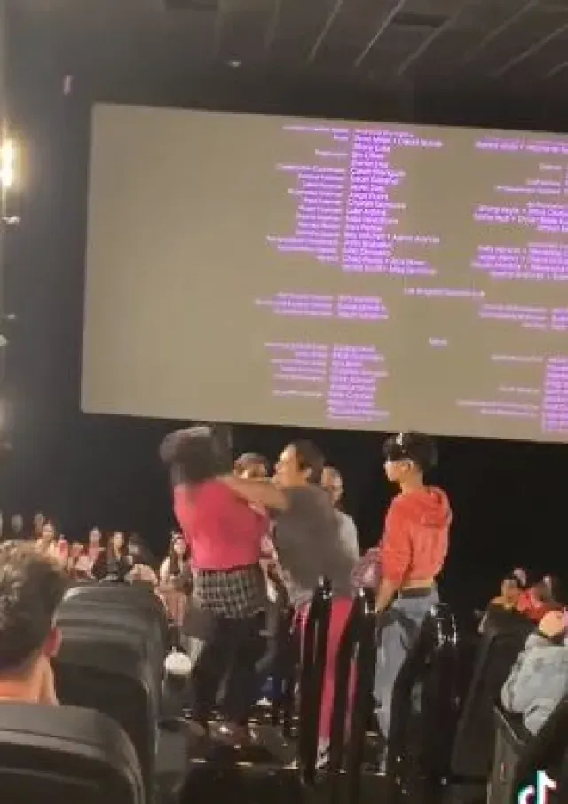 mujeres pelean en función de Barbie