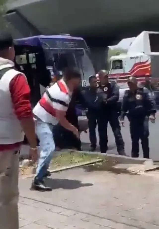 Motociclista se Enfrenta a 7 Policías Para No Pagar Multa en CDMX