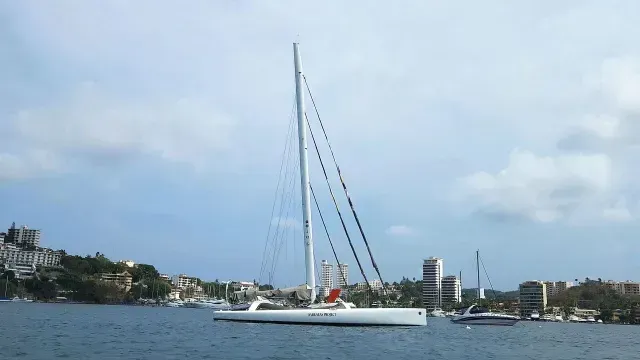 Trimarán Defiant de Donald Lawson en Acapulco, junio, 2023