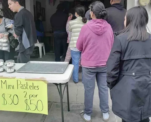 Personas hacen fila para comprar pasteles en Ciudad Victoria, Tamaulipas