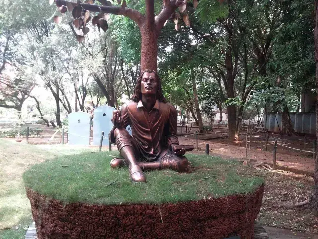 Estatua de Isaac Newton bajo un árbol en la India