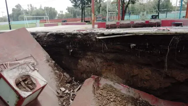 Socavón en gimnasio de la Gustavo A. Madero