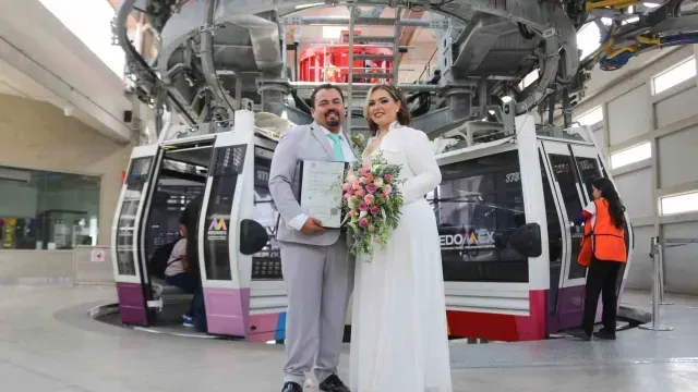 Pareja se casa en el Mexicable
