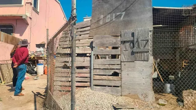 Domicilio donde mantenían a 34 animales en condiciones deplorables en Rosarito, BC. Foto: FGE