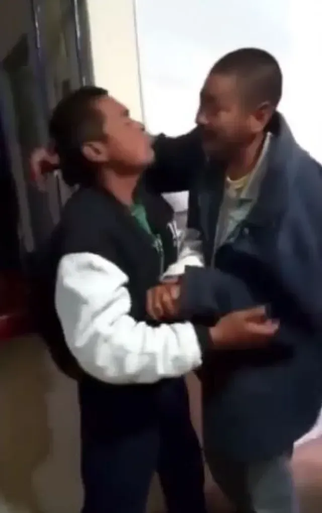 Policías Obligan a Indigentes a Besarse Para Dejarlos Ir