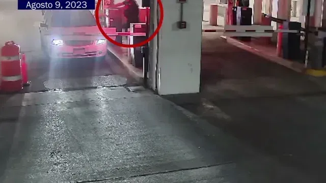 Policía agrede a jóvenes en el estacionamiento de Terminal 2