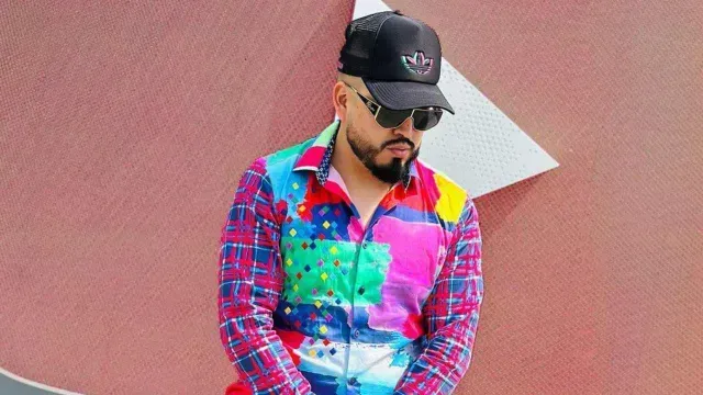 Comediante Adrián Estrada posando en Estados Unidos