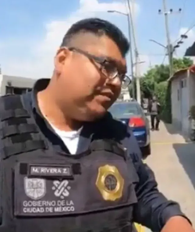 policía pidiendo mordida a un motociclista en CDMX