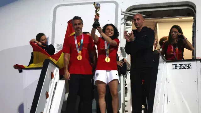 Rubiales viajó de regreso a España con todo el equipo femenil. Foto: AP
