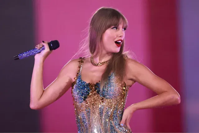 Taylor Swift durante un concierto en California
