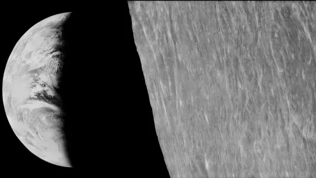 La Tierra en cuarto creciente flota detrás de la superficie grumosa de la Luna. Foto: NASA