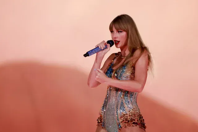 Taylor Swift durante un concierto en California