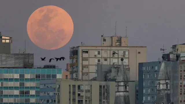 Luna Azul sobre la ciudad de Porto Alegres, estado de Rio Grande do Sul, Brasil. Foto: Reuters