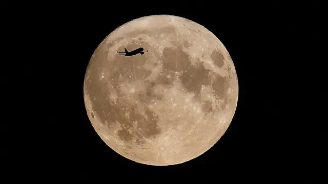 Un avión sobrevuela Londres y delante de la superluna, conocida como Luna Azul, en Londres. Foto: Reuters