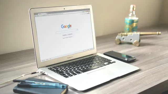 Computadora con el buscador Google abierto
