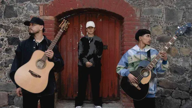Yahritza y Su Esencia en una sesión fotográfica