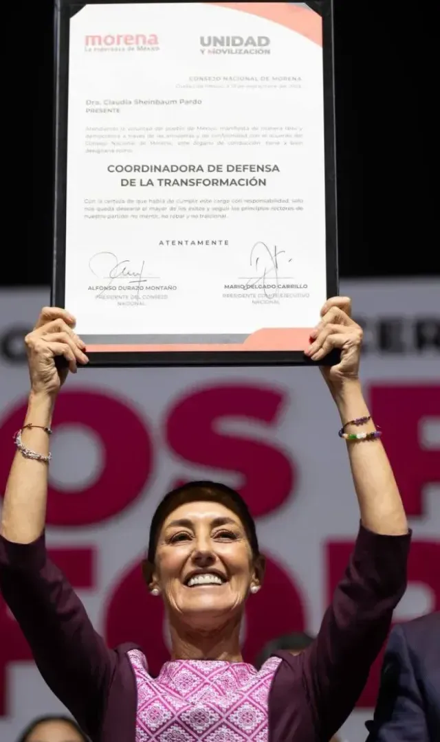 Claudia Sheinbaum levanta la constancia como coordinadora de la Defensa de la 4T. Foto: X @PartidoMorenaMx