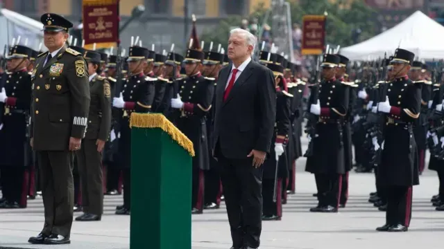 AMLO encabeza desfile militar por 213 aniversario de Independencia de México