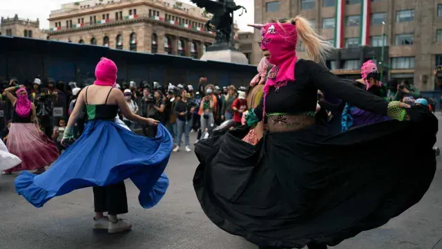 Mujeres bailan en la Av. Juárez de la CDMX. Foto: AFP