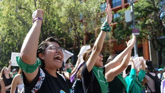 Mujeres gritan consignas mientras avanzaban sobre el Paseo de la Reforma. Foto: AFP