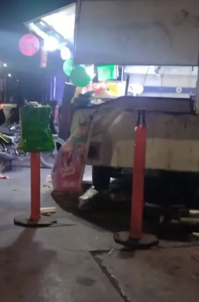 Policías Chocan Contra Puesto de Frituras y Aceite Hirviendo Cae a Vendedoras
