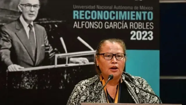 Norma Romero recibe premio de Las Patronas por parte de la UNAM