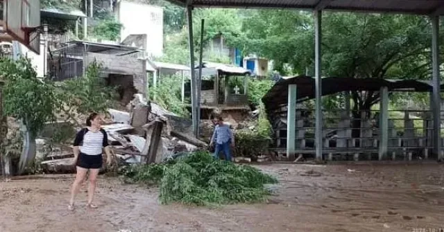 Lluvias Dejan Regados Restos Óseos en Patio de Secundaria en Acapulco