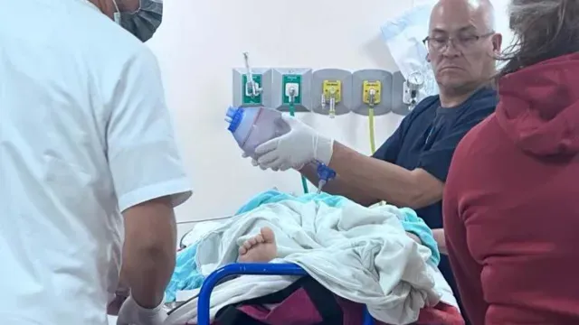 Médicos atienden a menor baleada