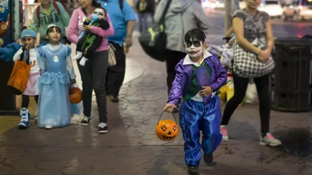 Niño disfrazado pide dulces