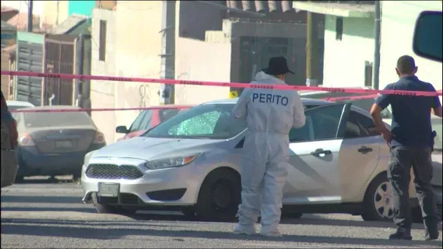 Peritos recaban pruebas tras ataque armado a elemento estatal en Tijuana, BC. Foto N+