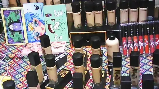Venta de maquillaje pirata en mercados sobre ruedas