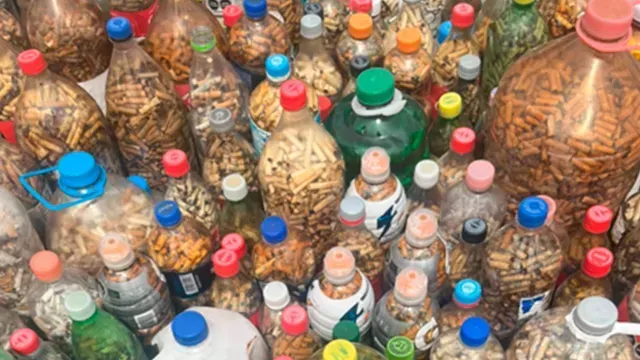 Colillas de cigarro almacenadas dentro de botellas de plástico