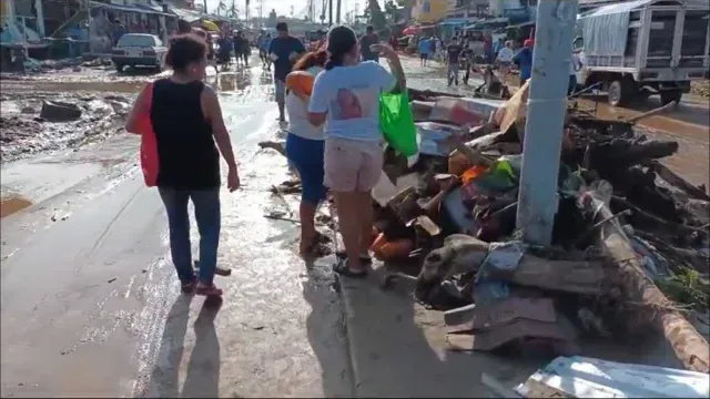 Damnificados en Acapulco buscan alimentos en la basura por el huracán Otis