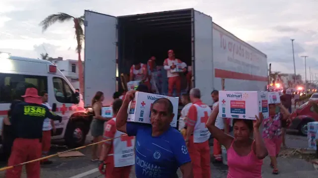 Diez mil despensas fueron entregadas el viernes por la Cruz Roja. Foto: Cruz Roja Edomex