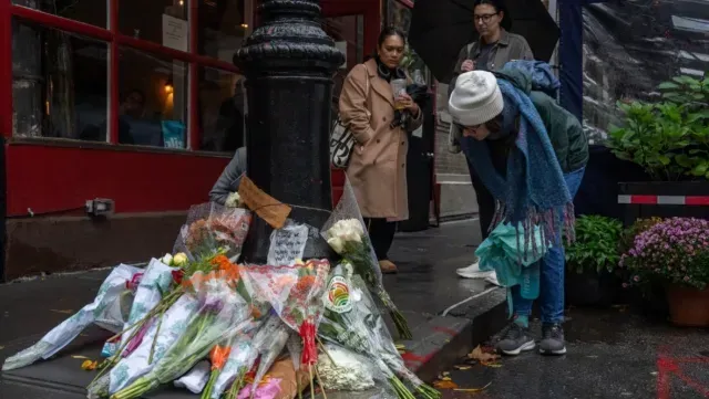 Algunos tributos florales dejados para el actor Matthew Perry