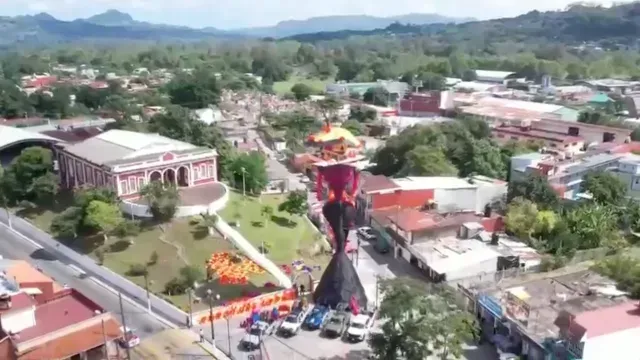 estamos hablando de 31 metros de altura con plumas