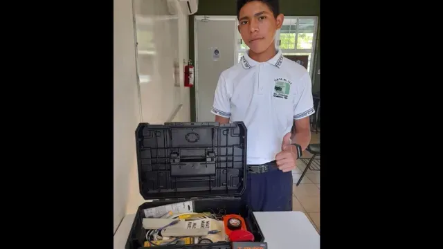 Daniel Grapain recibió un kit de electrónica luego de presentar a su robot 'Larry'. Foto: Facebook | Maestro Marciano