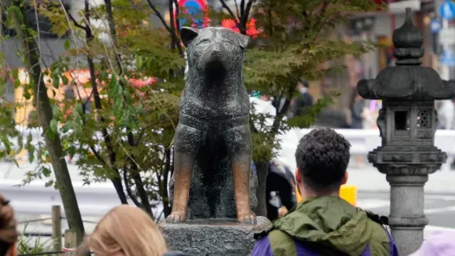 Los turistas se reúnen junto a la estatua de Hachiko que se encuentra fuera de la estación de Shibuya en Tokio. Foto: EFE