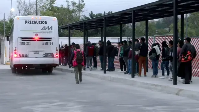 Gente esperando autobús en CDMX