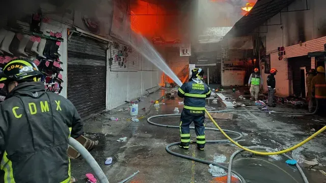Bomberos combatiendo el incendio de Tepito