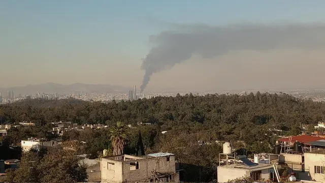 Columna de humo del incendio de Tepito desde el Ajusco