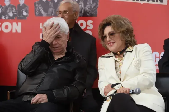 Enrique Guzmán y Angélica María durante conferencia de prensa