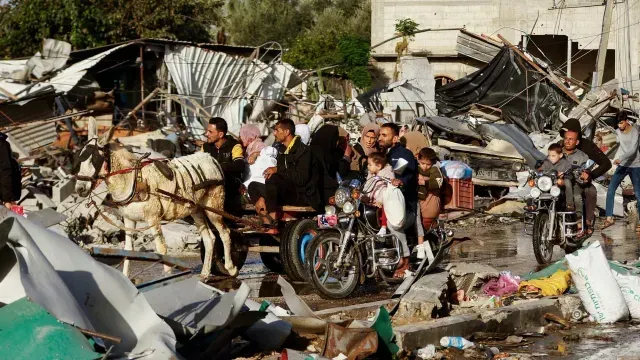 Desplazados regresan a su hogar en una carreta durante la tregua. Foto: Reuters
