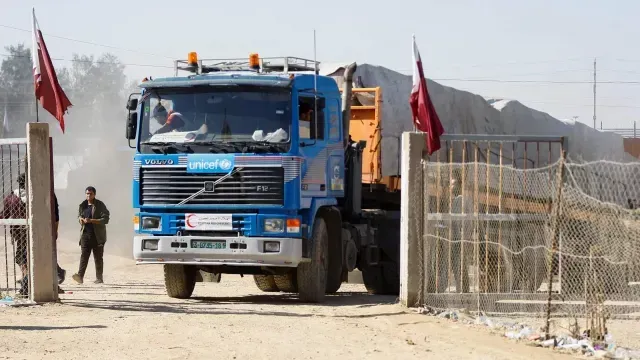 Camión con ayuda humanitaria arriba a la frontera con Rafah durante la tregua. Foto: Reuters