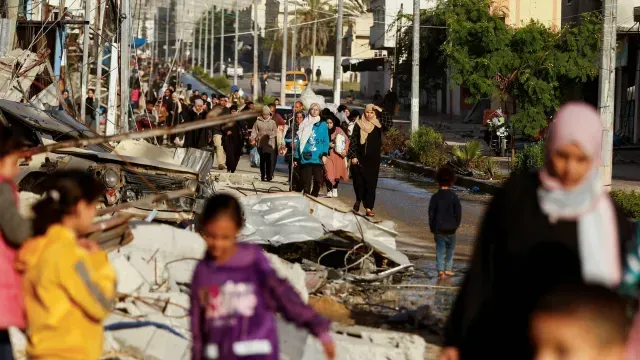 Palestino desplazados buscan regresar a su hogar durante la tregua entre Israel y Hamás. Foto: Reuters